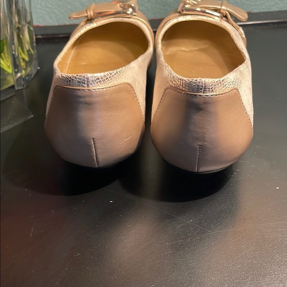 Bandolino Women's Beige Flats with Buckle Size 9M - Picture 4 of 7